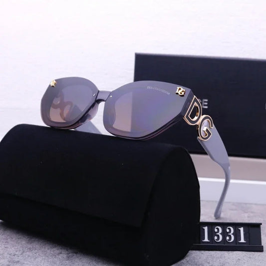 Lunettes de soleil femmes 2025 – Look Chic avec logos métal – Protection UV400